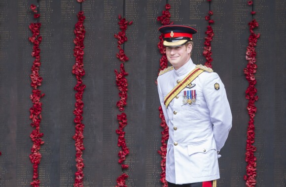 Le prince Harry visite le monument aux morts de la Seconde Guerre mondiale à Canberra en Australie le 6 avril 2015.