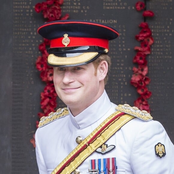 Le prince Harry visite le monument aux morts de la Seconde Guerre mondiale à Canberra en Australie le 6 avril 2015.