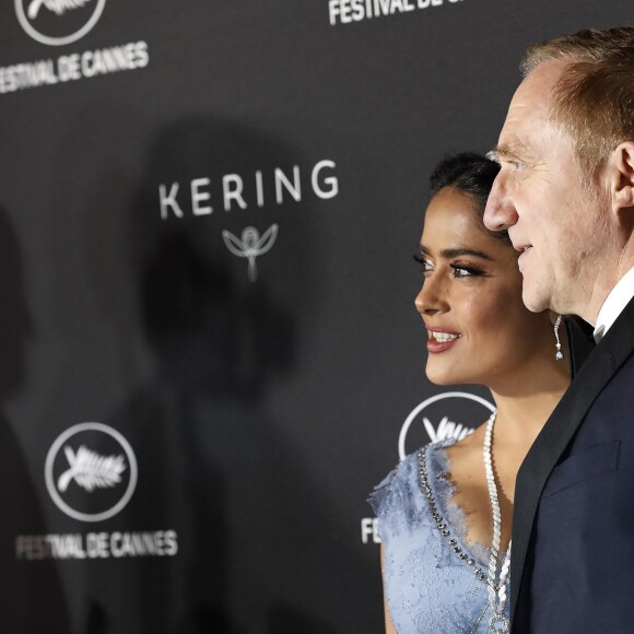 Salma Hayek avec son mari François-Henri Pinault au photocall du dîner "Kering: Women in Motion Awards", qui a lieu Place de la Castre, lors du 71ème Festival International du Film de Cannes, le 13 mai 2018.