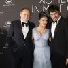 Salma Hayek avec son mari François-Henri Pinault et Benicio del Toro au photocall du dîner "Kering: Women in Motion Awards", qui a lieu Place de la Castre, lors du 71ème Festival International du Film de Cannes, le 13 mai 2018.