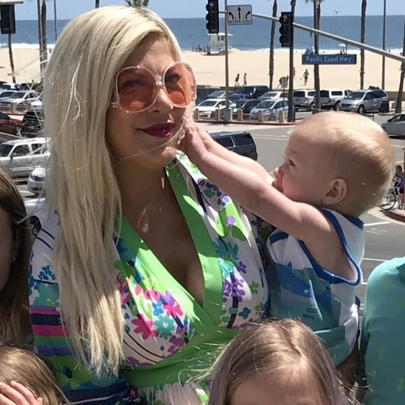 Tori Spelling avec ses enfants Liam, Finn, Beau, Hattie et Stella au Pasea Hotel and Spa à Huntington Beach, Los Angeles, le 13 mai 2018.