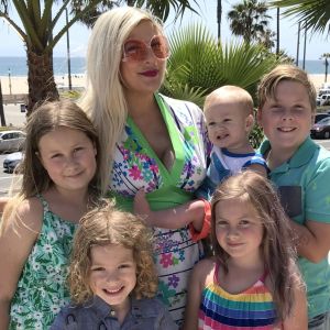 Tori Spelling avec ses enfants Liam, Finn, Beau, Hattie et Stella au Pasea Hotel and Spa à Huntington Beach, Los Angeles, le 13 mai 2018.