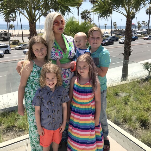 Tori Spelling avec ses enfants Liam, Finn, Beau, Hattie et Stella au Pasea Hotel and Spa à Huntington Beach, Los Angeles, le 13 mai 2018.