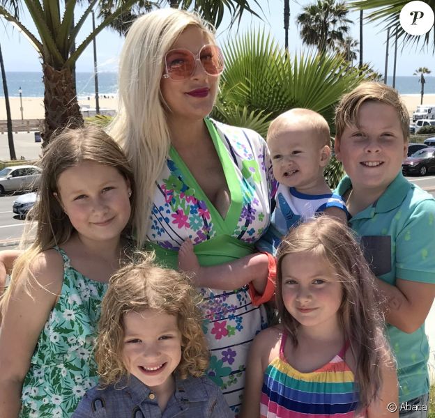 Tori Spelling avec ses enfants Liam, Finn, Beau, Hattie et Stella au Pasea Hotel and Spa à Huntington Beach, Los Angeles, le 13 mai 2018.