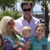 Tori Spelling et son mari Dean McDermott avec leurs enfants Liam, Finn, Beau, Hattie et Stella au Pasea Hotel and Spa à Huntington Beach, Los Angeles, le 13 mai 2018.