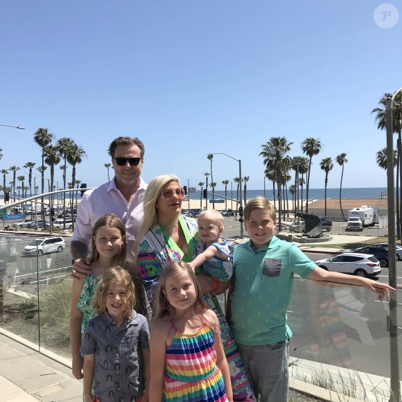 Tori Spelling et son mari Dean McDermott avec leurs enfants Liam, Finn, Beau, Hattie et Stella au Pasea Hotel and Spa à Huntington Beach, Los Angeles, le 13 mai 2018.