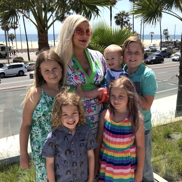 Tori Spelling avec ses enfants Liam, Finn, Beau, Hattie et Stella au Pasea Hotel and Spa à Huntington Beach, Los Angeles, le 13 mai 2018.