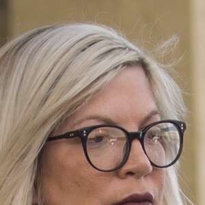 Exclusif - Tori Spelling quitte un salon de beauté en compagnie de trois de ses enfants et de son mari Dean McDermott à Calabasas le 31 mars 2018.
