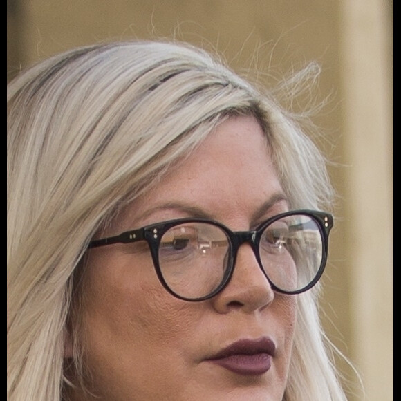 Exclusif - Tori Spelling quitte un salon de beauté en compagnie de trois de ses enfants et de son mari Dean McDermott à Calabasas le 31 mars 2018.