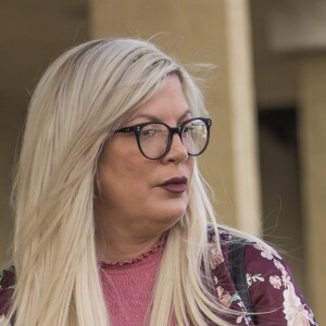 Exclusif - Tori Spelling quitte un salon de beauté en compagnie de trois de ses enfants et de son mari Dean McDermott à Calabasas le 31 mars 2018.