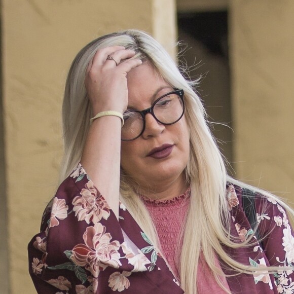 Exclusif - Tori Spelling quitte un salon de beauté en compagnie de trois de ses enfants et de son mari Dean McDermott à Calabasas le 31 mars 2018.