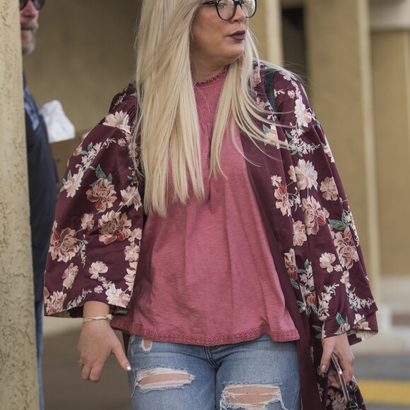 Exclusif - Tori Spelling quitte un salon de beauté en compagnie de trois de ses enfants et de son mari Dean McDermott à Calabasas le 31 mars 2018.