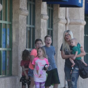 Exclusif - Tori Spelling emmène ses cinq enfants Liam, Stella, Hattie, Finn et Beau prendre un petit déjeuner chez IHOP à Los Angeles le 29 mars 2018.