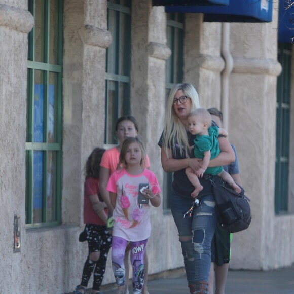 Exclusif - No Web - Tori Spelling emmène ses cinq enfants Liam, Stella, Hattie, Finn et Beau prendre un petit déjeuner chez IHOP à Los Angeles le 29 mars 2018.