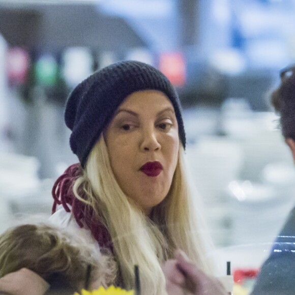 Exclusif - Tori Spelling est allée déjeuner en famille au restaurant Lovi's Deli à Calabasas le 22 mars 2018