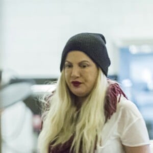 Exclusif - Tori Spelling est allée déjeuner en famille au restaurant Lovi's Deli à Calabasas le 22 mars 2018