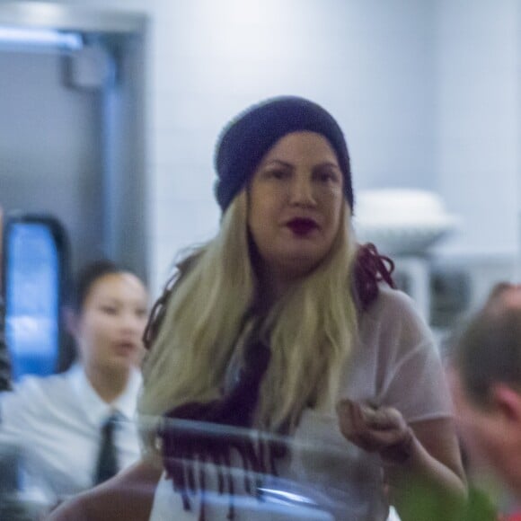 Exclusif - Tori Spelling est allée déjeuner en famille au restaurant Lovi's Deli à Calabasas le 22 mars 2018