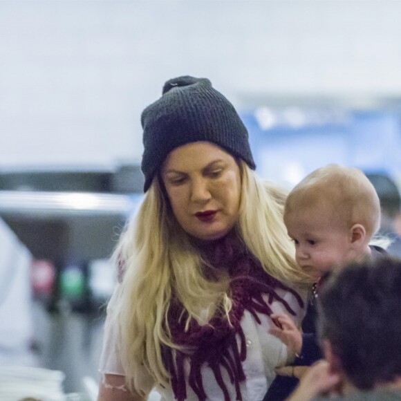 Exclusif - Tori Spelling est allée déjeuner en famille au restaurant Lovi's Deli à Calabasas le 22 mars 2018