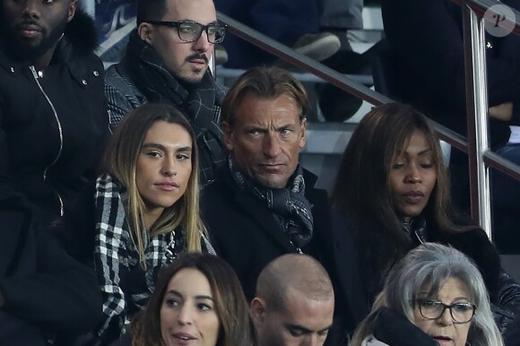 Hervé Renard et sa fille Candide dans les tribunes du parc des Princes lors du au match de football de Ligue 1 Paris Saint-Germain contre Espérance sportive Troyes Aube Champagne à Paris, France, le 19 novembre 2017. © Cyril Moreau/Bestimage