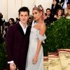 Shawn Mendes et Hailey Baldwin sur le tapis rouge du Met Gala à New York, le 7 mai 2018.