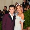 Shawn Mendes et Hailey Baldwin sur le tapis rouge du Met Gala à New York, le 7 mai 2018.