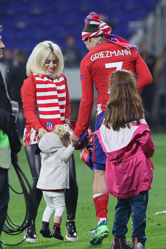 Antoine Griezmann, sa femme Erika Choperena et leur fille Mia après la finale de la Ligue Europa, l'Olympique de Marseille contre l'Atlético de Madrid au stade Groupama à Decines-Charpieu banlieue de Lyon, France, le 16 mai 2018.