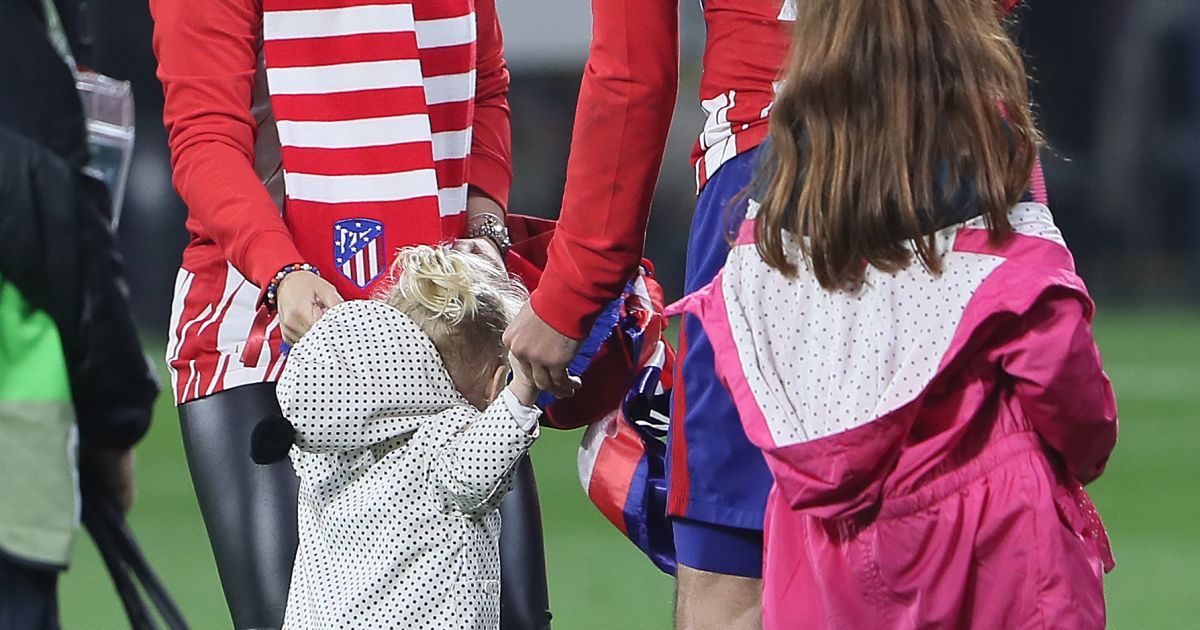 Antoine Griezmann, sa femme Erika Choperena et leur fille ...