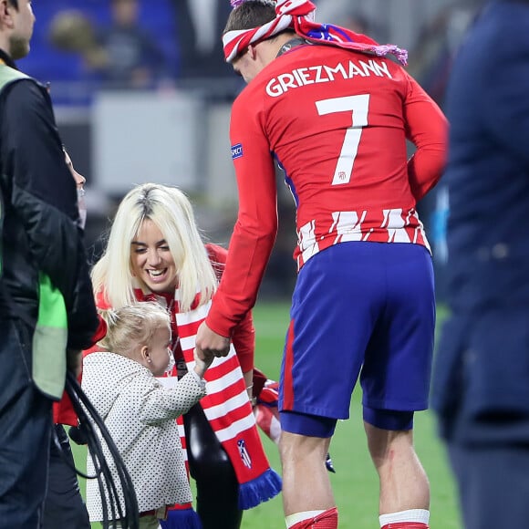 Antoine Griezmann, sa femme Erika Choperena et leur fille Mia après la finale de la Ligue Europa, l'Olympique de Marseille contre l'Atlético de Madrid au stade Groupama à Decines-Charpieu banlieue de Lyon, France, le 16 mai 2018.