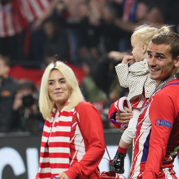 Antoine Griezmann, sa femme Erika Choperena et leur fille Mia avec la coupe de la Ligue Europa après la finale de la Ligue Europa, l'Olympique de Marseille contre l'Atlético de Madrid au stade Groupama à Decines-Charpieu banlieue de Lyon, France, le 16 mai 2018. L'Atlético de Madrid a gagné 3-0. © Cyril Moreau/Bestimage