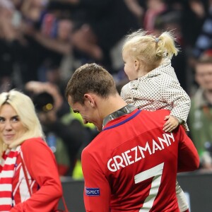 Antoine Griezmann, sa femme Erika Choperena et leur fille Mia avec la coupe de la Ligue Europa après la finale de la Ligue Europa, l'Olympique de Marseille contre l'Atlético de Madrid au stade Groupama à Decines-Charpieu banlieue de Lyon, France, le 16 mai 2018. L'Atlético de Madrid a gagné 3-0. © Cyril Moreau/Bestimage