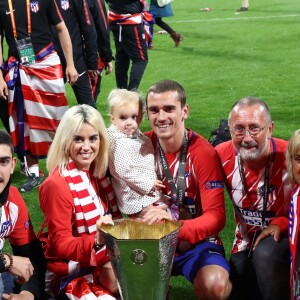 Antoine Griezmann en famille, avec son frère Théo, sa femme Erika Choperena, sa fille Mia, son père Alain et sa mère Isabelle après la finale de la Ligue Europa, l'Olympique de Marseille contre l'Atlético de Madrid au stade Groupama à Decines-Charpieu banlieue de Lyon, France, le 16 mai 2018. L'Atlético de Madrid a gagné 3-0. © Cyril Moreau/Bestimage