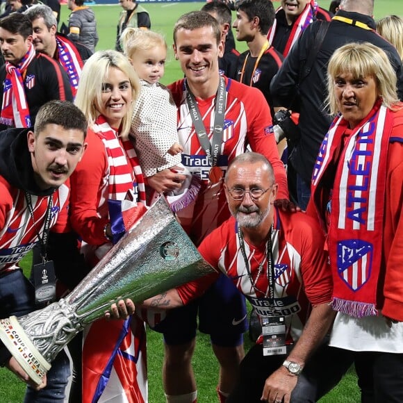 Antoine Griezmann en famille, avec son frère Théo, sa femme Erika Choperena, sa fille Mia, son père Alain et sa mère Isabelle après la finale de la Ligue Europa, l'Olympique de Marseille contre l'Atlético de Madrid au stade Groupama à Decines-Charpieu banlieue de Lyon, France, le 16 mai 2018. L'Atlético de Madrid a gagné 3-0. © Cyril Moreau/Bestimage