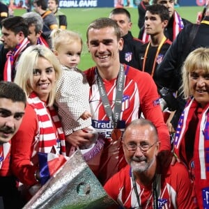 Antoine Griezmann en famille, avec son frère Théo, sa femme Erika Choperena, sa fille Mia, son père Alain et sa mère Isabelle après la finale de la Ligue Europa, l'Olympique de Marseille contre l'Atlético de Madrid au stade Groupama à Decines-Charpieu banlieue de Lyon, France, le 16 mai 2018. L'Atlético de Madrid a gagné 3-0. © Cyril Moreau/Bestimage