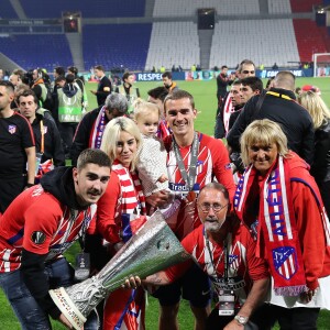 Antoine Griezmann en famille, avec son frère Théo, sa femme Erika Choperena, sa fille Mia, son père Alain et sa mère Isabelle après la finale de la Ligue Europa, l'Olympique de Marseille contre l'Atlético de Madrid au stade Groupama à Decines-Charpieu banlieue de Lyon, France, le 16 mai 2018. L'Atlético de Madrid a gagné 3-0. © Cyril Moreau/Bestimage