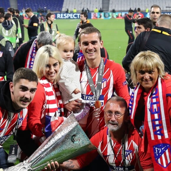 Antoine Griezmann en famille, avec son frère Théo, sa femme Erika Choperena, sa fille Mia, son père Alain et sa mère Isabelle après la finale de la Ligue Europa, l'Olympique de Marseille contre l'Atlético de Madrid au stade Groupama à Decines-Charpieu banlieue de Lyon, France, le 16 mai 2018. L'Atlético de Madrid a gagné 3-0. © Cyril Moreau/Bestimage