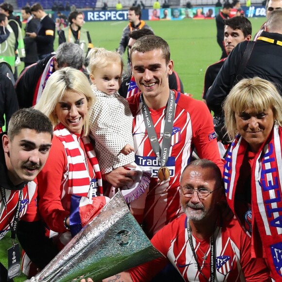Antoine Griezmann en famille, avec son frère Théo, sa femme Erika Choperena, sa fille Mia, son père Alain et sa mère Isabelle après la finale de la Ligue Europa, l'Olympique de Marseille contre l'Atlético de Madrid au stade Groupama à Decines-Charpieu banlieue de Lyon, France, le 16 mai 2018. L'Atlético de Madrid a gagné 3-0. © Cyril Moreau/Bestimage