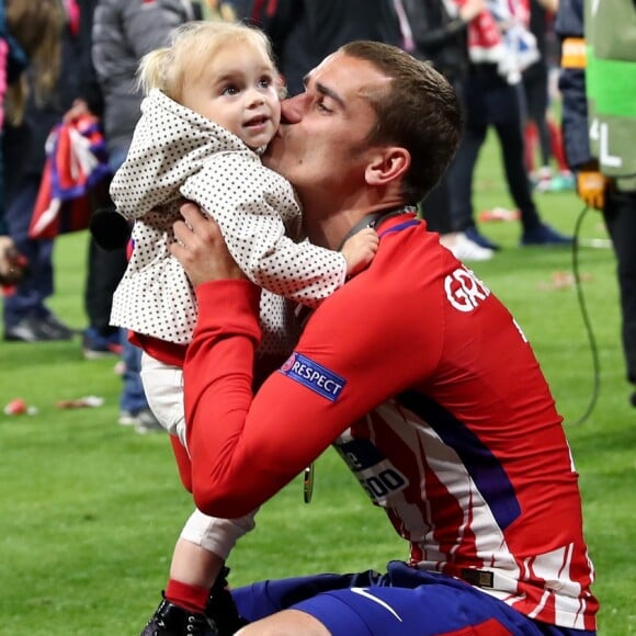 Antoine Griezmann, sa femme Erika Choperena et leur fille Mia après la finale de la Ligue Europa, l'Olympique de Marseille contre l'Atlético de Madrid au stade Groupama à Decines-Charpieu banlieue de Lyon, France, le 16 mai 2018. L'Atlético de Madrid a gagné 3-0. © Cyril Moreau/Bestimage