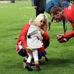 Antoine Griezmann, sa femme Erika Choperena et leur fille Mia après la finale de la Ligue Europa, l'Olympique de Marseille contre l'Atlético de Madrid au stade Groupama à Decines-Charpieu banlieue de Lyon, France, le 16 mai 2018. L'Atlético de Madrid a gagné 3-0. © Cyril Moreau/Bestimage