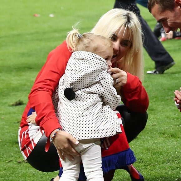 Antoine Griezmann, sa femme Erika Choperena et leur fille Mia après la finale de la Ligue Europa, l'Olympique de Marseille contre l'Atlético de Madrid au stade Groupama à Decines-Charpieu banlieue de Lyon, France, le 16 mai 2018. L'Atlético de Madrid a gagné 3-0. © Cyril Moreau/Bestimage