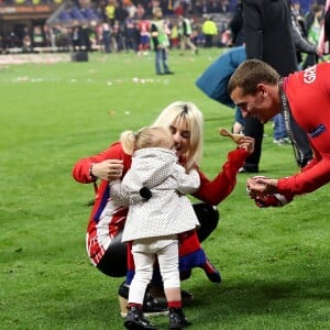 Antoine Griezmann, sa femme Erika Choperena et leur fille Mia après la finale de la Ligue Europa, l'Olympique de Marseille contre l'Atlético de Madrid au stade Groupama à Decines-Charpieu banlieue de Lyon, France, le 16 mai 2018. L'Atlético de Madrid a gagné 3-0. © Cyril Moreau/Bestimage