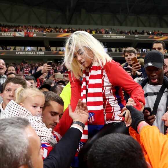 Antoine Griezmann, sa femme Erika Choperena et leur fille Mia après la finale de la Ligue Europa, l'Olympique de Marseille contre l'Atlético de Madrid au stade Groupama à Decines-Charpieu banlieue de Lyon, France, le 16 mai 2018. L'Atlético de Madrid a gagné 3-0. © Cyril Moreau/Bestimage