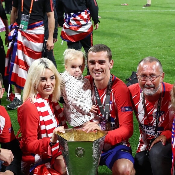 Antoine Griezmann en famille, avec son frère Théo, sa femme Erika Choperena, sa fille Mia, son père Alain et sa mère Isabelle après la finale de la Ligue Europa, l'Olympique de Marseille contre l'Atlético de Madrid au stade Groupama à Decines-Charpieu banlieue de Lyon, France, le 16 mai 2018. L'Atlético de Madrid a gagné 3-0. © Cyril Moreau/Bestimage