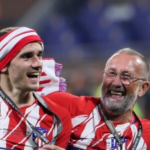 Antoine Griezmann et son père Alain après la finale de la Ligue Europa, l'Olympique de Marseille contre l'Atlético de Madrid au stade Groupama à Decines-Charpieu banlieue de Lyon, France, le 16 mai 2018. L'Atlético de Madrid a gagné 3-0. © Cyril Moreau/Bestimage