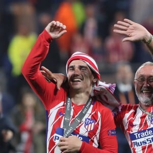 Antoine Griezmann et son père Alain après la finale de la Ligue Europa, l'Olympique de Marseille contre l'Atlético de Madrid au stade Groupama à Decines-Charpieu banlieue de Lyon, France, le 16 mai 2018. L'Atlético de Madrid a gagné 3-0. © Cyril Moreau/Bestimage