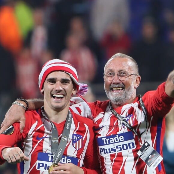 Antoine Griezmann et son père Alain après la finale de la Ligue Europa, l'Olympique de Marseille contre l'Atlético de Madrid au stade Groupama à Decines-Charpieu banlieue de Lyon, France, le 16 mai 2018. L'Atlético de Madrid a gagné 3-0. © Cyril Moreau/Bestimage