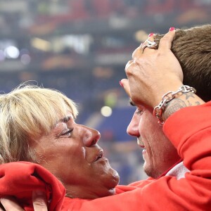 Antoine Griezmann et sa mère Isabelle après la finale de la Ligue Europa, l'Olympique de Marseille contre l'Atlético de Madrid au stade Groupama à Decines-Charpieu banlieue de Lyon, France, le 16 mai 2018. L'Atlético de Madrid a gagné 3-0. © Cyril Moreau/Bestimage