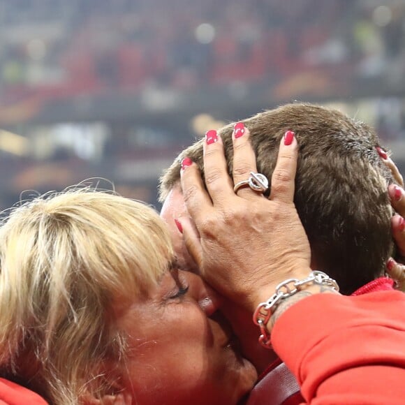 Antoine Griezmann et sa mère Isabelle après la finale de la Ligue Europa, l'Olympique de Marseille contre l'Atlético de Madrid au stade Groupama à Decines-Charpieu banlieue de Lyon, France, le 16 mai 2018. L'Atlético de Madrid a gagné 3-0. © Cyril Moreau/Bestimage