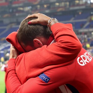 Antoine Griezmann et sa mère Isabelle après la finale de la Ligue Europa, l'Olympique de Marseille contre l'Atlético de Madrid au stade Groupama à Decines-Charpieu banlieue de Lyon, France, le 16 mai 2018. L'Atlético de Madrid a gagné 3-0. © Cyril Moreau/Bestimage