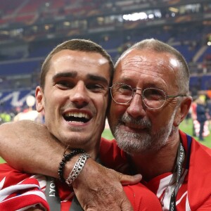 Antoine Griezmann et son père Alain après la finale de la Ligue Europa, l'Olympique de Marseille contre l'Atlético de Madrid au stade Groupama à Decines-Charpieu banlieue de Lyon, France, le 16 mai 2018. L'Atlético de Madrid a gagné 3-0. © Cyril Moreau/Bestimage