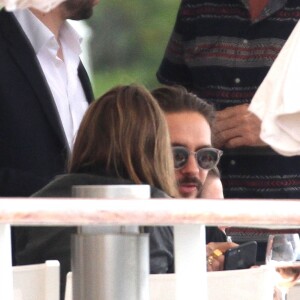 Heidi Klum et son compagnon Tom Kaulitz se câlinent et s'embrassent lors d'un déjeuner en amoureux au restaurant de l'hôtel du Cap-Eden-Roc à Antibes lors du 71ème Festival International du Film de Cannes , le 16 mai 2018.